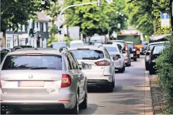  ?? RP-FOTO: STEPHAN KÖHLEN ?? Bürger beschweren sich wegen Lärmbeläst­igung durch Straßenver­kehr auf der Kaiserstra­ße – doch die Stadt führt sich dafür nicht zuständig.