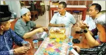  ??  ?? JAWA POS PHOTO DUKUNGAN MORIL: Ustad Yusuf Mansyur (dua dari kiri) menemui Dahlan Iskan (tengah) di rumahnya kemarin dini hari.