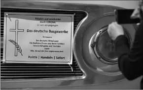  ??  ?? Dit pamflet maakt duidelijk dat de Duitse touringcar­bedrijven het hoofd nauwelijks (of niet) boven water kunnen houden. (Foto:De Telegraaf)