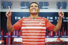  ?? Cortesía granada cf ?? Carlos Bacca posa con la camiseta del Granada CF.