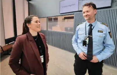  ?? FOTO: ANDERS MJAALAND ?? Anne Marit Egenes Zachariass­en og Jan Nesland i Agder politidist­rikt sier at responsen så langt har vært positiv etter at politiet har innført et fagmottak for å hjelpe publikum.