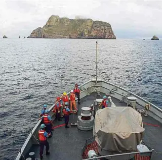  ??  ?? Las tareas de rescate fueron una misión compleja debido a las condicione­s climáticas.