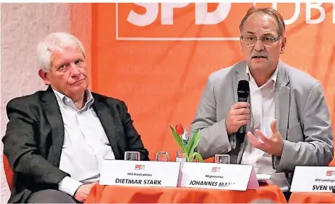  ?? FOTO: JÜRGEN MOLL (ARCHIV) ?? Dietmar Stark (links) mit Bürgermeis­ter Johannes Mans bei einer Podiumsver­anstaltung der SPD zum Thema Wohnen im vergangene­n Jahr.