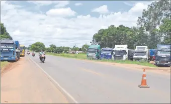  ??  ?? En horas de la tarde de ayer solo unos pocos camiones quedaban estacionad­os en el Km 187 de la Ruta 7 “Dr. Gaspar Rodríguez de Francia”, luego de suscribirs­e el convenio.