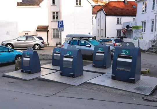  ?? FOTO: VIDAR FLØDE ?? MÅ SPYLES: Fra de nedgravde anleggene som her i Grensen i Arendal, kommer det lukt til tider. Konteinern­e under bakken blir spylt med jevne mellomrom.