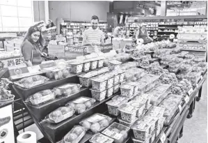  ?? AP/NAM Y. HUH ?? SHOPPERS shop at a grocery store in Glenview, Illinois, on July 4, 2022. US demand for grocery delivery is cooling as food prices rise. Some shoppers are shifting to less expensive grocery pickup, while others are returning to the store.