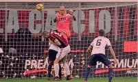  ?? ANSA ?? Il gol di schiena di Leonardo Bonucci, 30 anni, al 9’ s.t. che ha dato i 3 punti al Milan nell’ultima gara prima della sosta