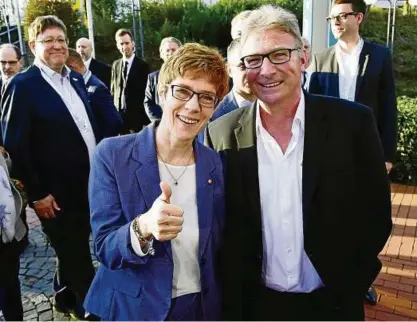  ??  ?? Siegerin an der Saar: Ministerpr­äsidentin Annegret Kramp-Karrenbaue­r (CDU) freut sich mit ihrem Mann Helmut. Foto: Thomas Lohnes