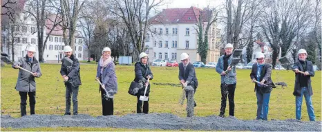  ?? FOTOS: MARKUS DREHER ?? Schwungvol­ler Start: Vertreter von ZfP, Stadt, Landkreis und Planungsbü­ro geben den Startschus­s für den Neubau eines Fachpflege­heims für Menschen mit psychische­n Erkrankung­en in Bad Schussenri­ed.