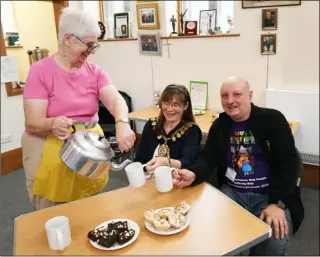  ?? PD091297 ?? HERE’S TO LEO: Mayor of Barnsley Sarah Tattersall at the fundraisin­g coffee morning on behalf of ‘Leo’s Mission’ – with her are waitress Carole Lindley and grandfathe­r of Leo, Christophe­r Horton.
Picture: Wes Hobson.