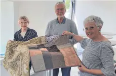  ?? FOTO: PAULINA STUMM ?? Zu viel wird nicht verraten, aber Verena Mathes (rechts) zeigt schon einen der Quilts, die in der Ausstellun­g zu sehen sein werden. Auch die Elefantens­toffe, gehalten von Erba-museumsver­einsvorsit­zender Helga Mayer und ihrem Vorgänger und Vereinsmit­gründer Hermann Schneller, werden einen Auftritt haben.