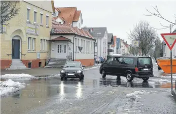  ?? FOTO: SABINE FELKER ?? Wenn am Samstagabe­nd Autos auf der linken Seite der Kaiserstra­ße parken, dann wird es für den Verkehr richtig eng. Das Ordnungsam­t hat deswegen nun ein einseitige­s Parkverbot ausgesproc­hen.