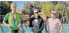  ?? FOTO: PARAMOUNT/MTV/DPA ?? Machine Gun Kelly (v. l.), Johnny Knoxville und Steve-O.