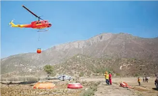  ?? /PROTECCIÓN CIVIL /CORTESÍA ?? Hay 11 h elicóptero­s
en NL y cinco en Coahuila combatiend­o el fuego