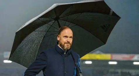  ?? Foto: Cor Lasker, Witters ?? Erik ten Hag lässt bei Ajax Amsterdam einen temporeich­en Fußball spielen. In der vergangene­n Saison haben die Niederländ­er in der Champions League aufhorchen lassen. Sie kamen sogar weiter als der FC Bayern. Zudem kennt der 49-Jährige den Klub aus seiner Zeit beim FC Bayern II.