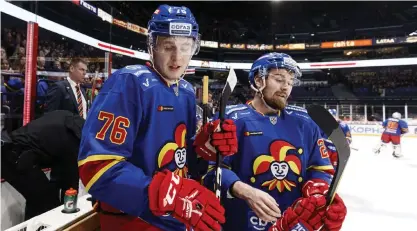  ?? FOTO: LEHTIKUVA/RONI REKOMAA ?? Kristian Vesalainen (till vänster) kom till Jokerit i november och ska spela i KHL-klubben hela säsongen. Även under junior-VM.