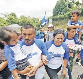  ??  ?? ► Familiares de las víctimas lloran su partida en una caravana, ayer en Nicaragua.