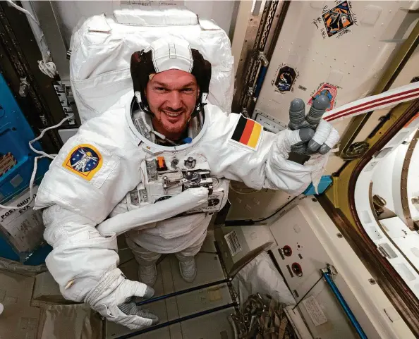  ?? FOTO: ESA/ALEXANDER GERST/DPA ?? Alexander Gerst bereitet sich bei seinem Einsatz im vergangene­n Jahr auf der ISS-Raumstatio­n zu einen Ausstieg ins Weltall vor.