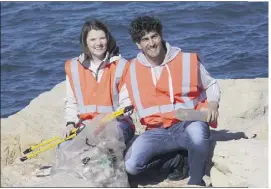  ?? (Photos Gilles Traverso) ?? Laura Beard et Henrique Agostinho sensibilis­ent les Cannois en attendant de partir en tour du monde en catamaran pour toucher un public bien plus large.