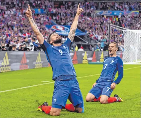  ?? Foto: imago/Ulmer/Teamfoto ?? Mit dem Tor von Olivier Giroud (links) zum 1:0 begann der Siegeszug der Franzosen gegen die Isländer. Girouds Kollege Antoine Griezmann war später für das 4:0 zuständig. Am Ende besiegten sie die Überraschu­ngsmannsch­aft aus Island mit 5:2.