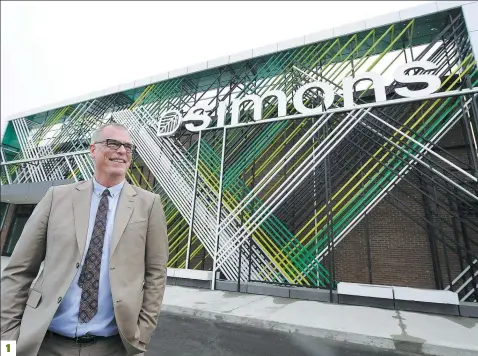  ?? PHOTOS JEAN-FRANÇOIS DESGAGNÉS ?? 1. Peter Simons pose devant la nouvelle enseigne
du magasin des Galeries de la Capitale. 2. De nombreuses sections d’accessoire­s de mode et un
départemen­t de souliers font leur apparition. 3. Tous les éléments décoratifs du magasin ont été fabriqués...