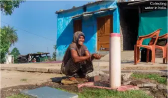  ?? ?? Collecting water in India.