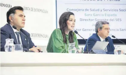  ?? JUNTA DE EXTREMADUR­A ?? Sara García Espada en su comparecen­cia de ayer en Mérida junto a Jesús Vilés y Félix Miranda.