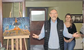  ??  ?? Artista solidario. Jorge Ferreyra Basso, presitigio­so diseñador de automóvile­s y pintor argentino, realizó una obra durante el evento para recaudar fondos para los inundados.