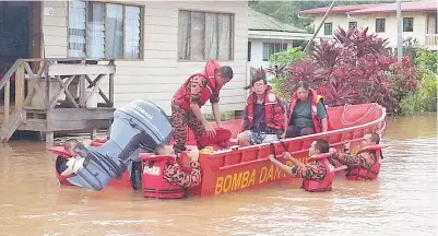  ??  ?? ANGGOTA bomba melakukan operasi pemindahan penduduk terjejas menggunaka­n bot penyelamat.
JAKET