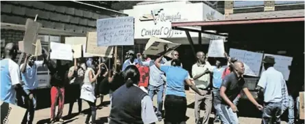  ?? /SUPPLIED ?? Students picket at the Nkangala TVET College head office as off-campus students at Waterval Boven are besieged by local young thugs.