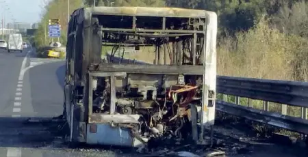  ?? (foto Barsoum-Proto) ?? DistruttoE­cco che cosa resta del bus Atac della linea 700 andato a fuoco ieri mattina sulla via Pontina, nei pressi della Cristoforo Colombo