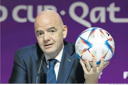  ?? FOTOS: MOAHAMED MESSARA / EFE ?? El presidente de la FIFA, Gianni Infantino, en la rueda de prensa de ayer con un balón oficial del Mundial en su mano izquierda.