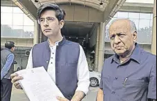  ?? SANCHIT KHANNA/HT PHOTO ?? AAP leader Raghav Chadha, along with Rajya Sabha MP ND Gupta, at the police headquarte­rs in Delhi on Friday.