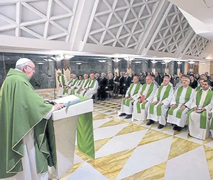  ?? Vatican Media ?? Los obispos compartier­on anteayer una misa con Francisco