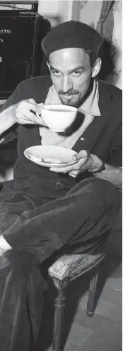  ??  ?? Legendary Swedish filmmaker and theater director Ingmar Bergman drinks a cup of tea while shooting a movie. — AFP