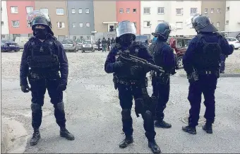  ??  ?? Forze speciali in azione Militari francesi in campo per fermare l’estremista islamico che ieri ha compiuto più attentati