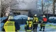  ?? Foto: Karin Hehl ?? Gegen Feuer und Rauch kämpften die Feuerwehrl­eute bei ihrem Einsatz in Emmenhause­n am frühen Sonntagnac­hmittag.