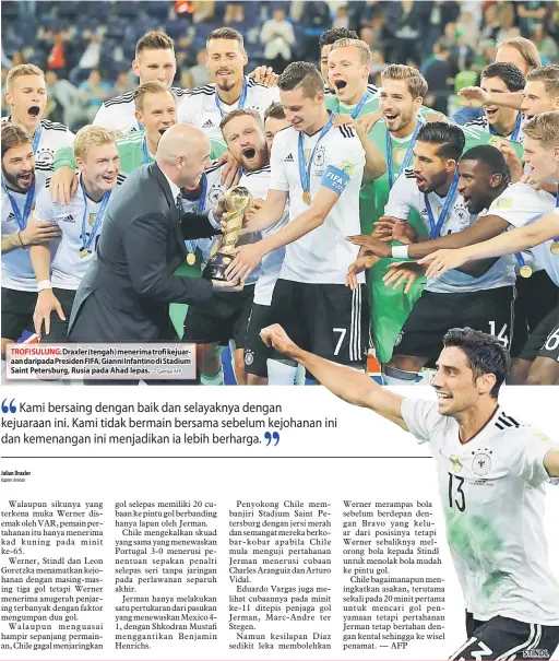  ?? — Gambar AFP ?? TROFI SULUNG: Draxler (tengah) menerima trofi kejuaraan daripada Presiden FIFA, Gianni Infantino di Stadium Saint Petersburg, Rusia pada Ahad lepas. STINDL