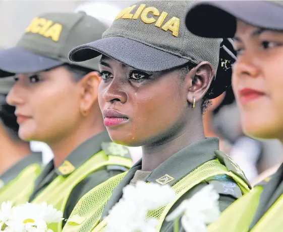  ?? JAIVER NIETO ÁLVAREZ/ ADN ?? El dolor por sus compañeros de estudios caídos en carrobomba en Bogotá se sintió ayer en diferentes ciudades del país. Una policía llora durante marcha en Medellín.