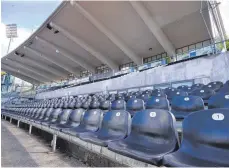  ?? ARCHIVFOTO: HÖRGER ?? Nach Einschätzu­ng der Chefetage nicht mehr geeignet für profession­ellen Fußball: das Donaustadi­on mit seiner altehrwürd­igen Haupttribü­ne.