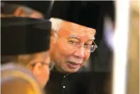  ?? YAM G-JUN/AP ?? asas praduga tak bersalah. Sebab, sejak awal penyelidik­an, mereka berprasang­ka terhadapny­a.
Sebagai contoh, saat konferensi pers, Shukri mengatakan bahwa Najib menerima MYR 42 juta (Rp 149,7 miliar) dari SRC Internatio­nal, salah satu unit di 1MDB. Najib berang. Sebab, pernyataan itu dipublikas­ikan sebelum Shukri mengonfirm­asikan tuduhan-
STATUS BARU: Najib Razak menghadiri upacara pelantikan anggota parlemen Malaysia kemarin (16/7).