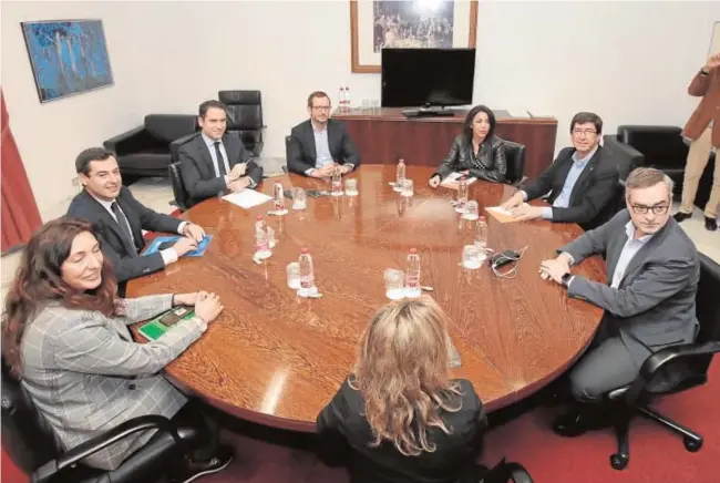  ?? RAÚL DOBLADO ?? Reunión de PP y Ciudadanos el martes pasado en el Parlamento de Andalucía