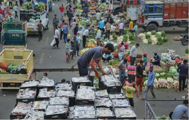  ?? File/associated Press ?? ↑
A labourer works on a truck at a vegetable market in Jammu, India.