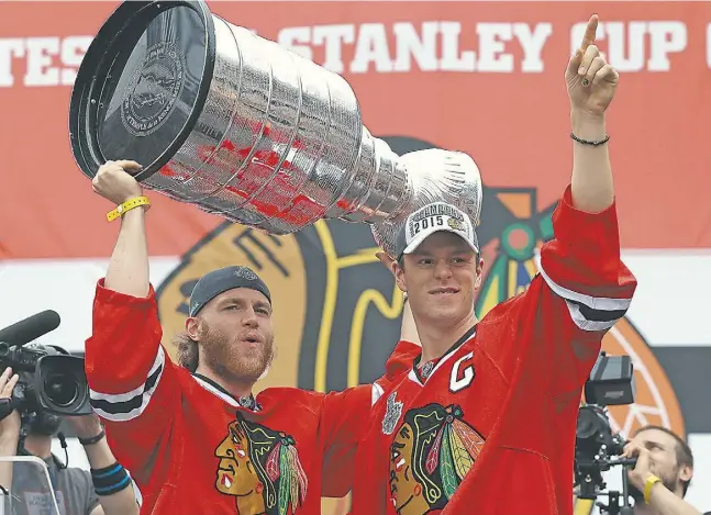  ?? jonathan daniel /getty images ?? Tens of thousands of fans turned out in Chicago on Thursday to watch Patrick Kane, Jonathan Toews and the rest of the Blackhawks parade the Stanley Cup
through the city. “We all know this is amazing to be able to hoist this thing,” a hoarse Toews...