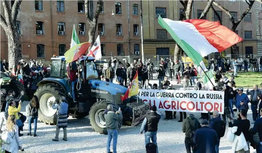  ?? (Imagoecono­mica) ?? A Roma
Uno dei trattori arrivati al Circo Massimo dove ieri gli agricoltor­i guidati da Danilo Calvani di Cra Agricoltor­i traditi hanno organizzat­o una manifestaz­ione di protesta contro le politiche della Ue e del governo