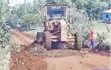  ??  ?? Motonivela­dora de la Gobernació­n de Guiará en trabajos de mantenimie­nto de un tramo en el distrito de José Fassardi.