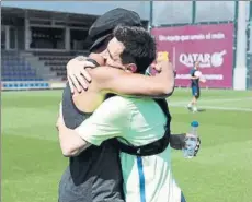  ?? FOTO: FCB ?? Amigos para siempre Ronaldinho y Messi se fundieron en un abrazo