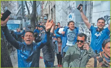  ??  ?? PURA EUFORIA. Así están los hinchas de Gimnasia: creen, confían, sueñan y se esperanzan.