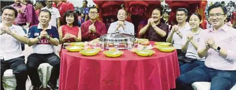  ??  ?? STEPHEN (empat dari kanan) bersama Lim (tengah) pada Majlis Rumah Terbuka DAP Sandakan, di Sandakan.