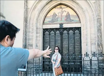  ?? ODD ANDERSEN / AFP ?? La puerta. Protestant­es coreanos se toman fotos ante la puerta de la iglesia del Castillo, donde quiere la tradición que Lutero clavó sus 95 tesis en 1517